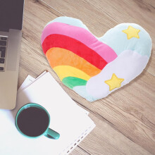 Coussin décoratif arc-en-ciel en forme de cœur, en peluche douce avec rembourrage en coton PP, pour un soutien dorsal moelleux.