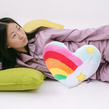 Cuscino a forma di cuore arcobaleno, morbido cuscino decorativo con imbottitura in cotone PP, supporto per la schiena.