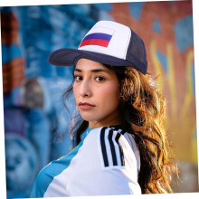 Gorra de fútbol para aficionados al deporte con diseño de la bandera nacional.