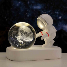 Nočné svetlo Galaxy Astronaut s krištáľovou guľou, napájané z USB