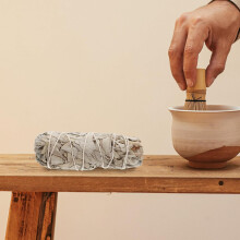 Bundel met salie en gips voor meditatie, voor het reinigen van de binnenruimte en het bevorderen van lichaamsgenezing.