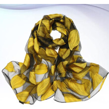 Effen strandhanddoek met zonwerend patroon en bladerenmotief, ideaal als zomerse sjaal voor op het strand.