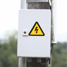 30 Stück Warnaufkleber für Elektrozäune, selbstklebende Hochspannungs-Warnschilder, gelbe Dreiecke