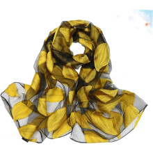 Toalla de playa lisa con estampado de hojas y protección solar, ideal para usar como bufanda en la playa durante el verano.