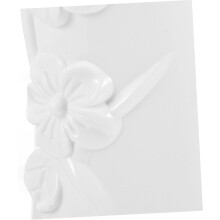 Kleine, moderne, pflaumenfarbene Plastikvase für Blumen, ideal als Tischdekoration für Hochzeiten und Trockenblumenarrangements.