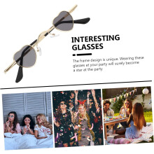 Lunettes de soleil en forme de cœur, accessoire photo amusant pour les fêtes et les voyages.