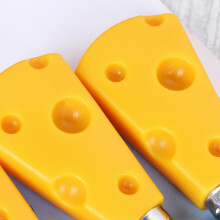 Juego de 5 cubiertos para queso y fruta con mango de plástico con diseño de queso.