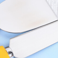 Set di 5 posate per formaggio e frutta con manico a forma di formaggio in plastica