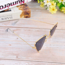 Lunettes de soleil pour femmes, verres gris, monture en métal, forme étoile à trois branches, élégantes et confortables à porter.