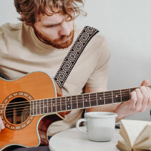 Verstellbarer Ukulelengurt mit einzigartigem, ethnisch inspiriertem Stickmuster, aus komfortablem PU- und Baumwollmaterial