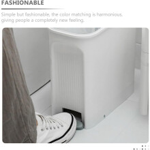 Papelera de baño, contenedor de residuos domésticos ovalado de plástico con pedal, diseño resistente y práctico. Creativo.
