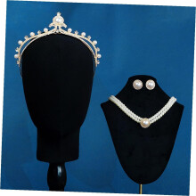 Set di gioielli da donna composto da tiara di perle, collana e orecchini in lega e strass.
