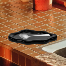 Suport ceramic pentru lingură în formă de nor, cu design negru, fără bavuri, care menține blaturile curate