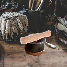 Stilvoller Holzstößel mit ergonomischem Griff – ideal zum Zerkleinern von Knoblauch.