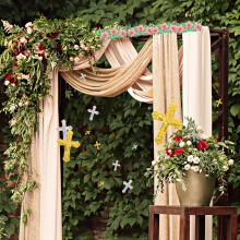 Decorazioni da tavola con coriandoli a forma di croce per matrimoni e cerimonie religiose.