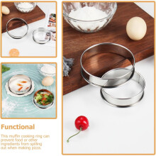 Ensemble de 4 cercles Ă muffins en acier inoxydable, ustensiles de cuisson fiables et faciles Ă nettoyer.
