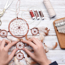 10 piezas de suministros para hacer atrapasueños DIY: aro de plástico con forma de corazón, marco de macramé floral para manualidades
