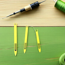 14-delige set plastic reparatieshuttles voor werpnetten, inclusief reparatienaalden en gereedschap.