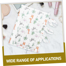 Lot de 3 trousses de voyage pour maquillage et produits de toilette.