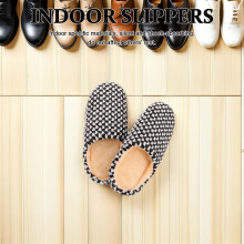 Verpakking met 2 paar hotelslippers voor stellen, geschikt voor binnengebruik. Zacht en antislip materiaal.