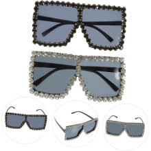 gafas de sol cuadradas decorativas para mujer con detalles de pedrería.