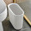 Slanke, gestreepte plastic afvalbak van 4 gallon (ca. 15 liter) wit 5