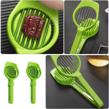 Set di 2 utensili multifunzionali per affettare e tritare la frutta, realizzati in acciaio inossidabile e plastica.