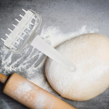 2 kpl pizzataikinarulla rei'itetyllä ja lämmönkestävällä materiaalilla, PP-materiaalista valmistettu leivontatyökalu
