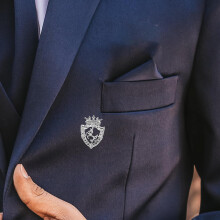 2 Vintage-Broschen mit Krone, Pferd und Schild, Strassbroschen für Herren und Damen, Anzug, Mantel, Krawatte, Kleid, Hut