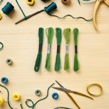 Lot de 30 pelotes de fil à broder vert, 8 m de fil de coton pour la couture, les loisirs créatifs et le point de croix (polyester-coton).