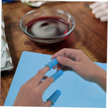 Dedales antideslizantes de silicona para proteger los dedos y ofrecer resistencia al desgaste en manualidades y manipulación de objetos pequeños.