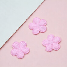30 Stück 2 cm bunte Stoff-Blumen-Applikationen,-Weiß