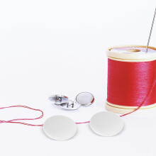 30 botones redondos de 20 mm con vástago metálico recubierto de tela blanca para coser.