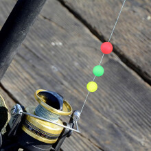 30 unidades de flotadores de pesca de espuma con anillo de cobre, tamaño 7, colores amarillo, rojo y verde de alta visibilidad.