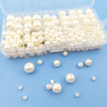 DIY-Perlenschmuck-Set mit 440 weißen ABS-Perlen (4–12 mm), vielseitig einsetzbar und einfach aufzufädeln.