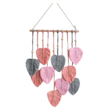 Tapeçaria de parede artesanal com franjas de fios, estilo boho com estampa de folhas.