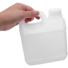 3 ks plnitelných plastových džbánů na vodu o objemu 1 l s víčky, lehký design a ergonomická rukojeť