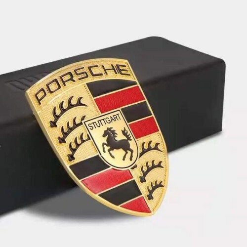 emblème classique Porsche jaune sur le capot 2