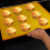 Silikon bakematte med nonstick-belegg, hevede kanter og matchende stekespade, solid silikon bakeplate 6