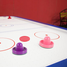 Juego de empujadores de hockey de plástico y discos de hockey sobre hielo de 96 mm con mangos de empuje en colores surtidos y 8 fundas de fieltro.