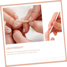 Set van 100 dubbelzijdige manicuretools met houten stokjes voor het duwen van de nagriem en het aanbrengen van nagellak.