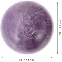 Violetti kristallipallo puisella jalustalla, yksinkertainen ja antelias kristallikoristepallo
