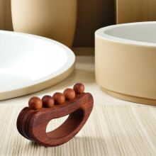 Gua Sha-plank van beukenhout met roller met vijf kralen, een natuurlijk hulpmiddel voor gezichts- en lichaamsmassage.