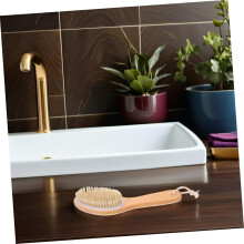 Houten badborstel met gebogen handvat voor douchen en lichaamsmassage. Natuurlijke borstelharen voor exfoliatie, voor de dagelijkse hygiëne.