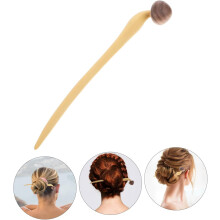 Vintage houten haarspeld met eetstokjes voor vrouwen en meisjes met lang krullend haar en een knot.