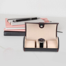 Vintage horlogerol met leren vakjes voor het opbergen van horloges en accessoires voor op reis.