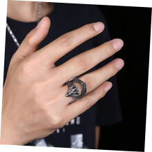 Trendy ring in de vorm van een haaienbek voor mannen, gemaakt van titanium, staal en zilver. Retro stijl, coole sieraden voor festivals en feestjes.