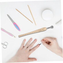 Nagelverzorgingsset met nagriemduwer, nagriemverwijderaar, nagelschaar, roestvrijstalen nagelreiniger en professionele gellak.