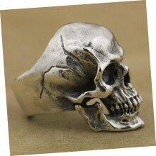 Retro Carved Skull Ring for Men Alloy Halloween Jewelry with Crack Design Unique Ghost Head Accessory Vintage Style Statement