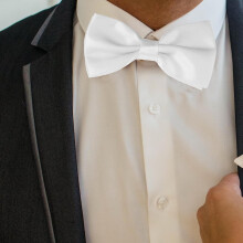 Satin-Fliege und Einstecktuch-Set, Accessoires für Herren in klassischem Weiß, dekorativ und schlicht.